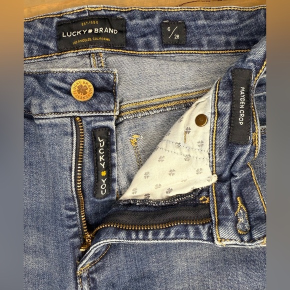 ☘️Lucky Brand Hayden Crop Jeans Size 6/28 Light Wash Distressed Denim☘️ - Picture 2 of 5